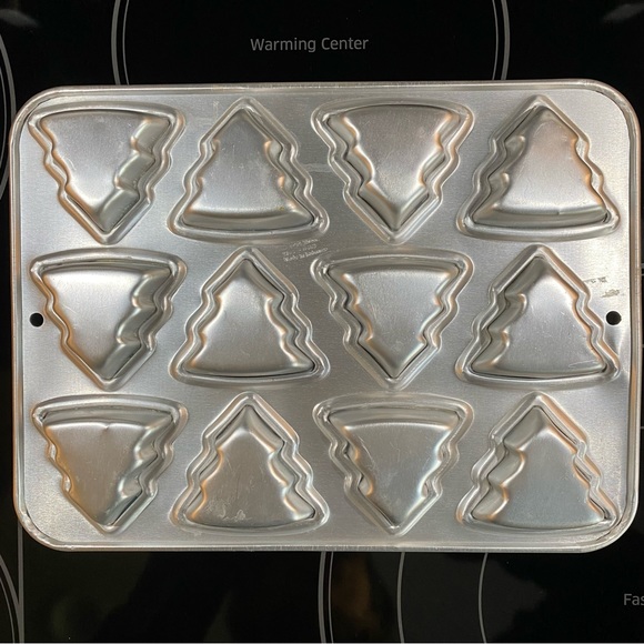 3 PANS: WILTON Petite Christmas Tree & Bite-size Gingerbread Boy & Santa Cake - Picture 7 of 10